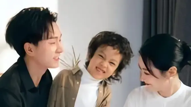 《爱意深藏》：都市爱恋中的时空交错，深情暗涌，触动心弦的浪漫。